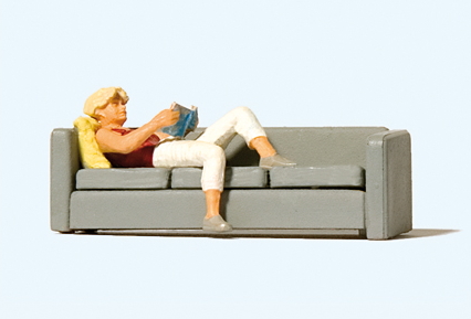 Lesende auf Sofa