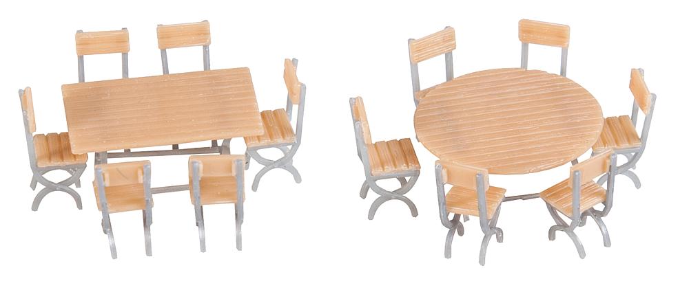 2 Tische und 12 Stühle